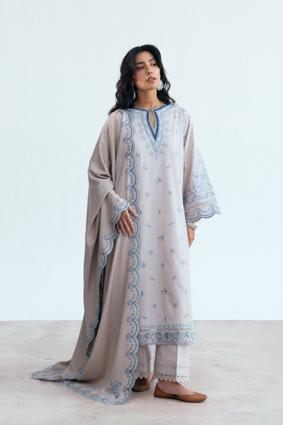 Khaddar creamy oat Pakistani salwar kameez with notched boat neckline, lace and organza trimmings — floral embroidered winter shawl