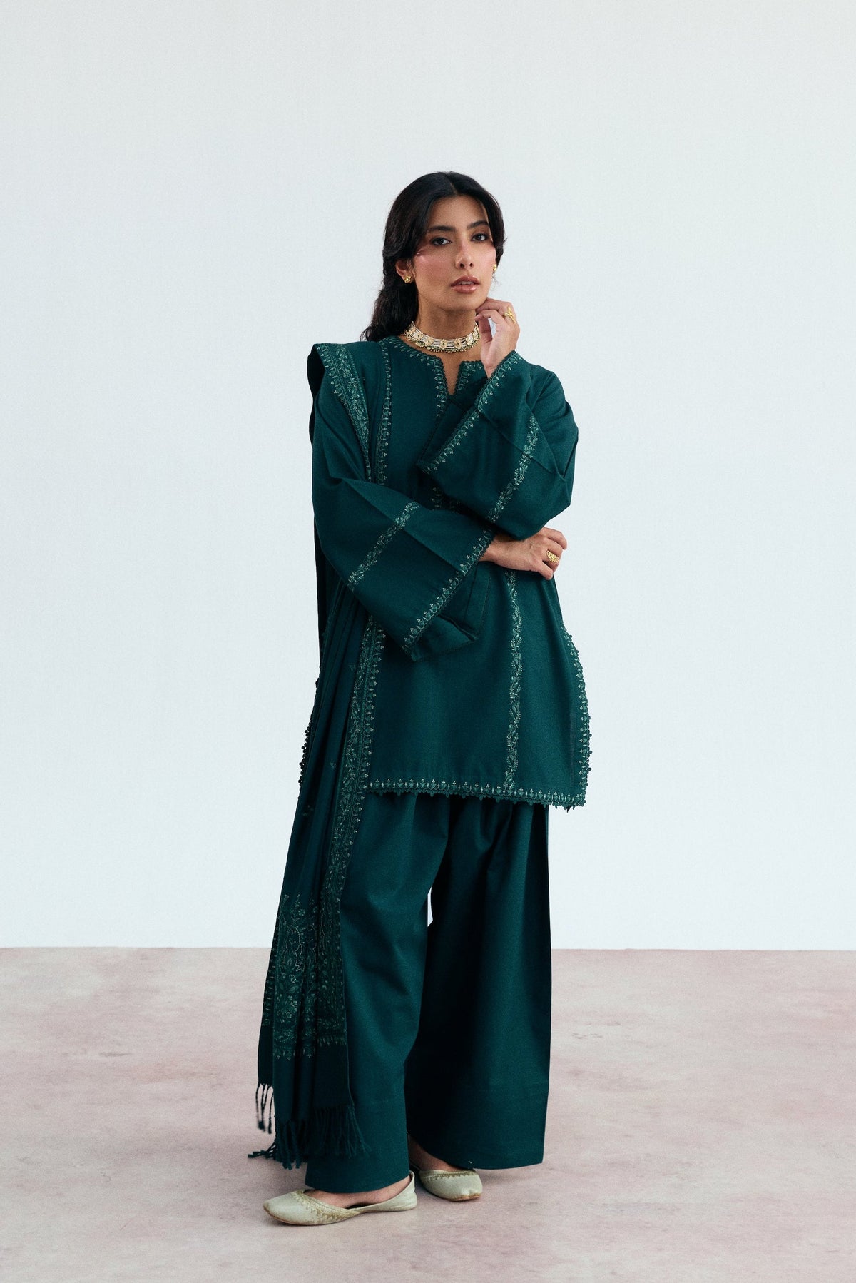 Shop this premium emerald green Khaddar ensemble with Kashmiri embroidery, farshi salwar, and detailed shawl – perfect for winter casual & semi-formal wear