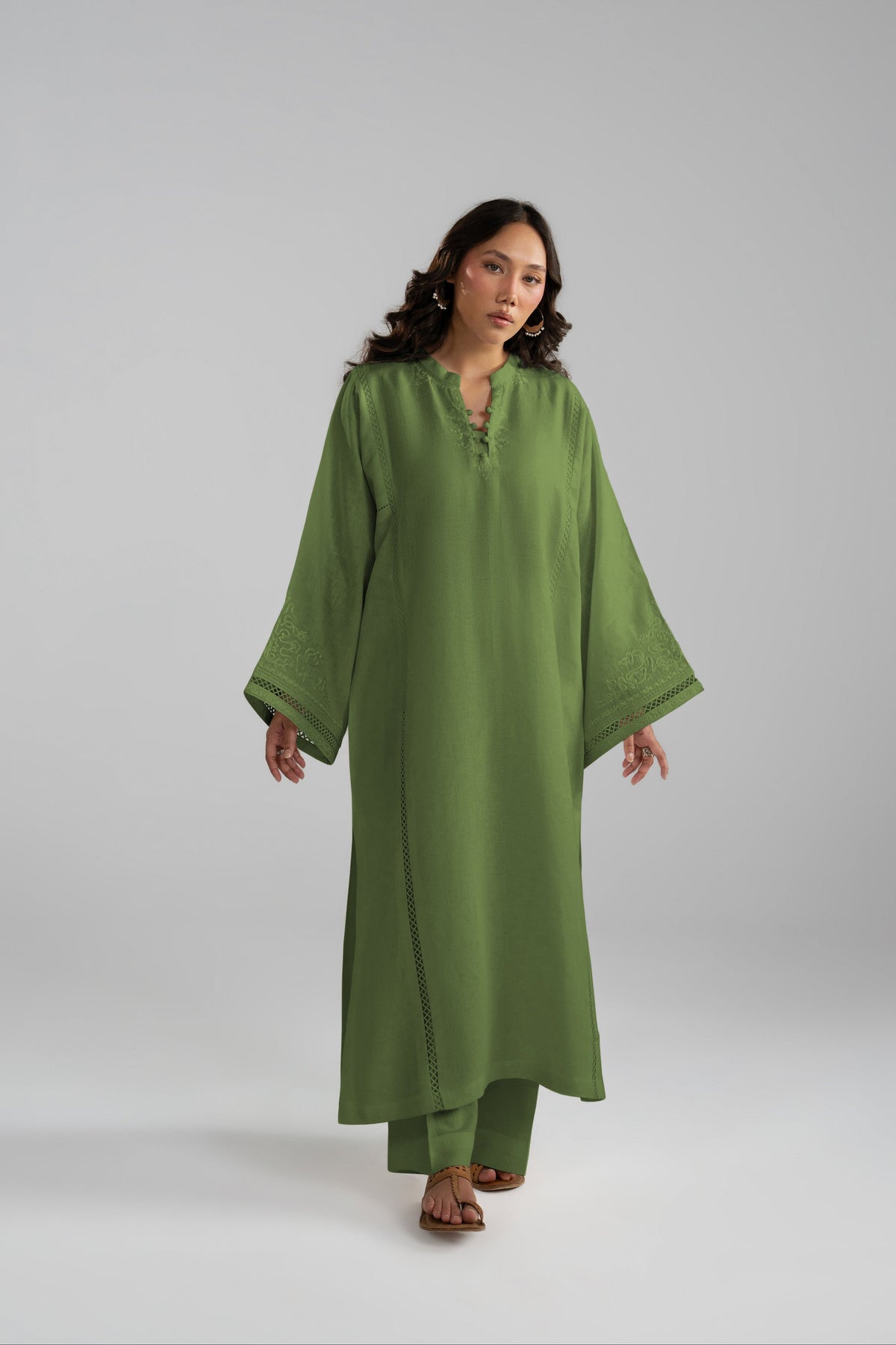 Clover Set in green linen worn as a long-sleeve tunic with wide-hem trousers and tan sandals