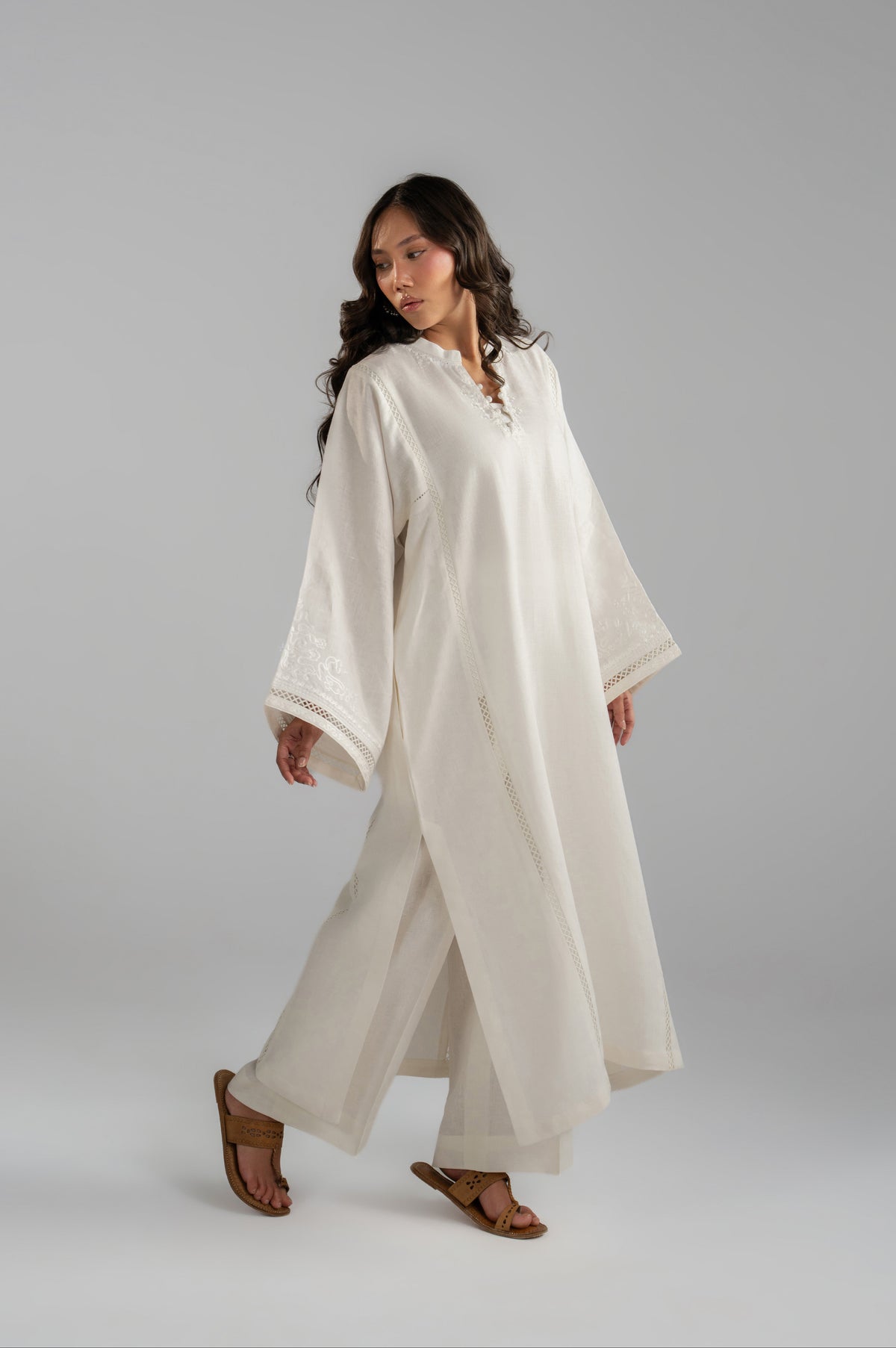 Noor Set in motion, wide sleeve and trouser silhouette while walking